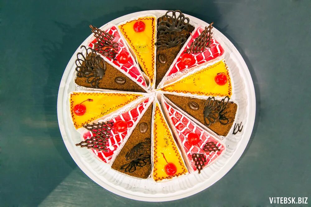 Украшение торта черный лес. Бисквит изумрудный (со шпинатом). Торт homemade cake. Грин торты. Грин торты.