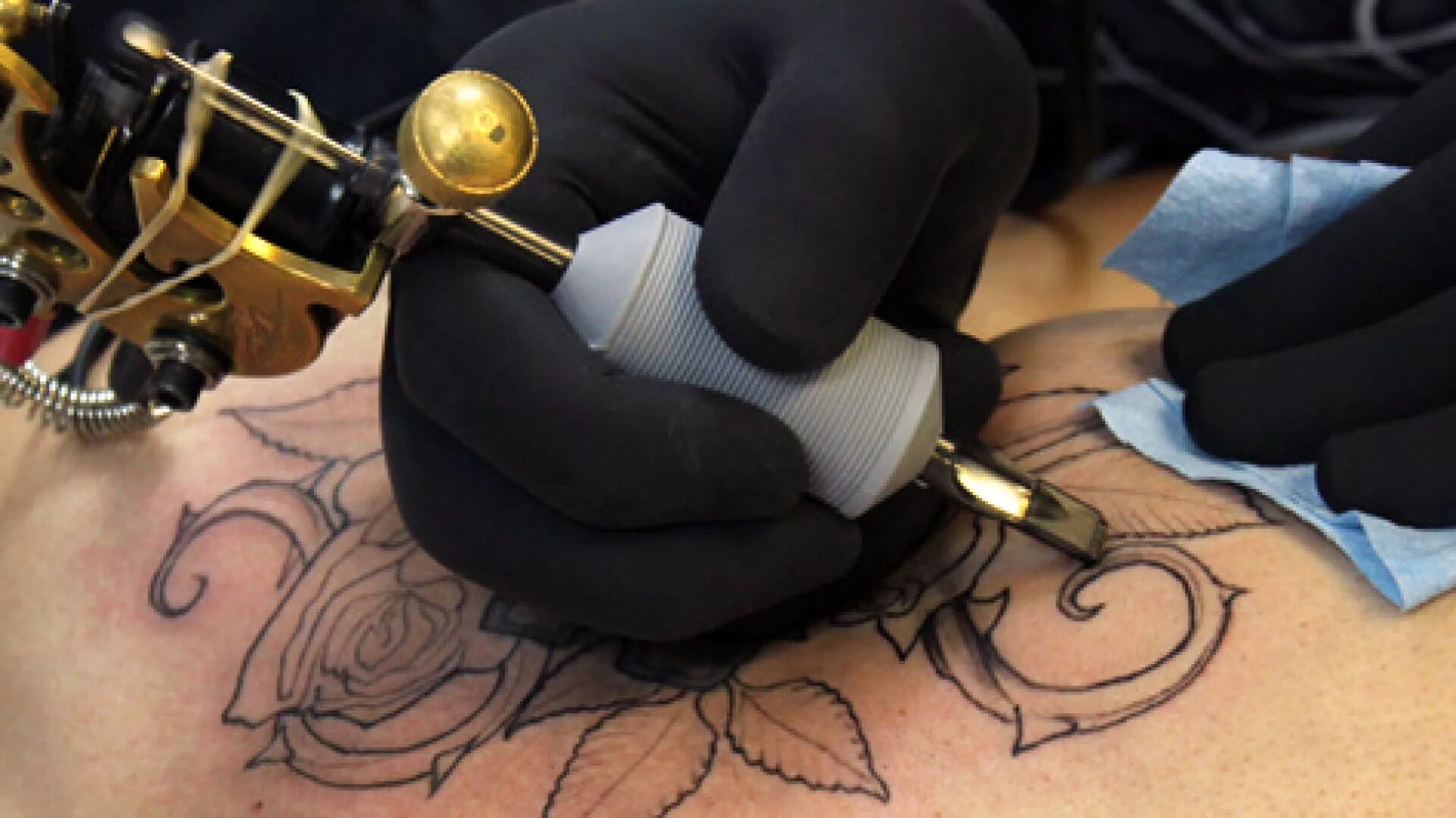 Профессиональные татуировки. Тату машинка. Как правильно бить тату машинкой. Аппарат для наколок. Как правильно бить тату машинкой.