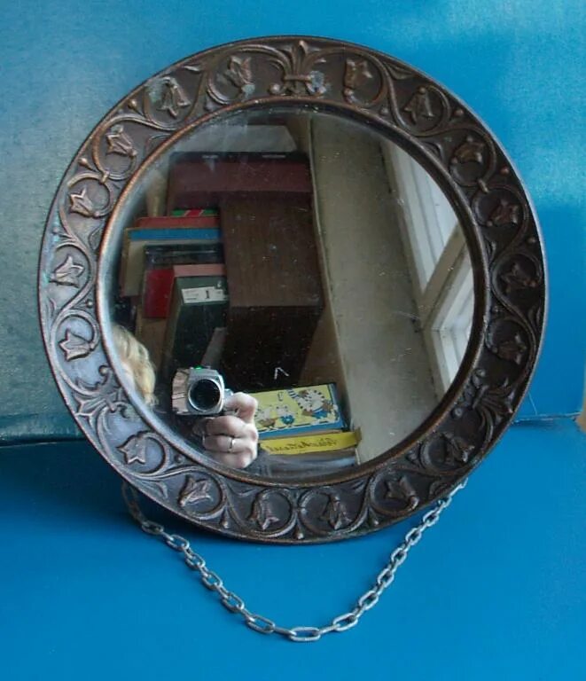 Авито зеркало телефон. Старинное круглое зеркало. Советское зеркало в металлической раме. Зеркало круглое советское. Зеркало СССР настенное.