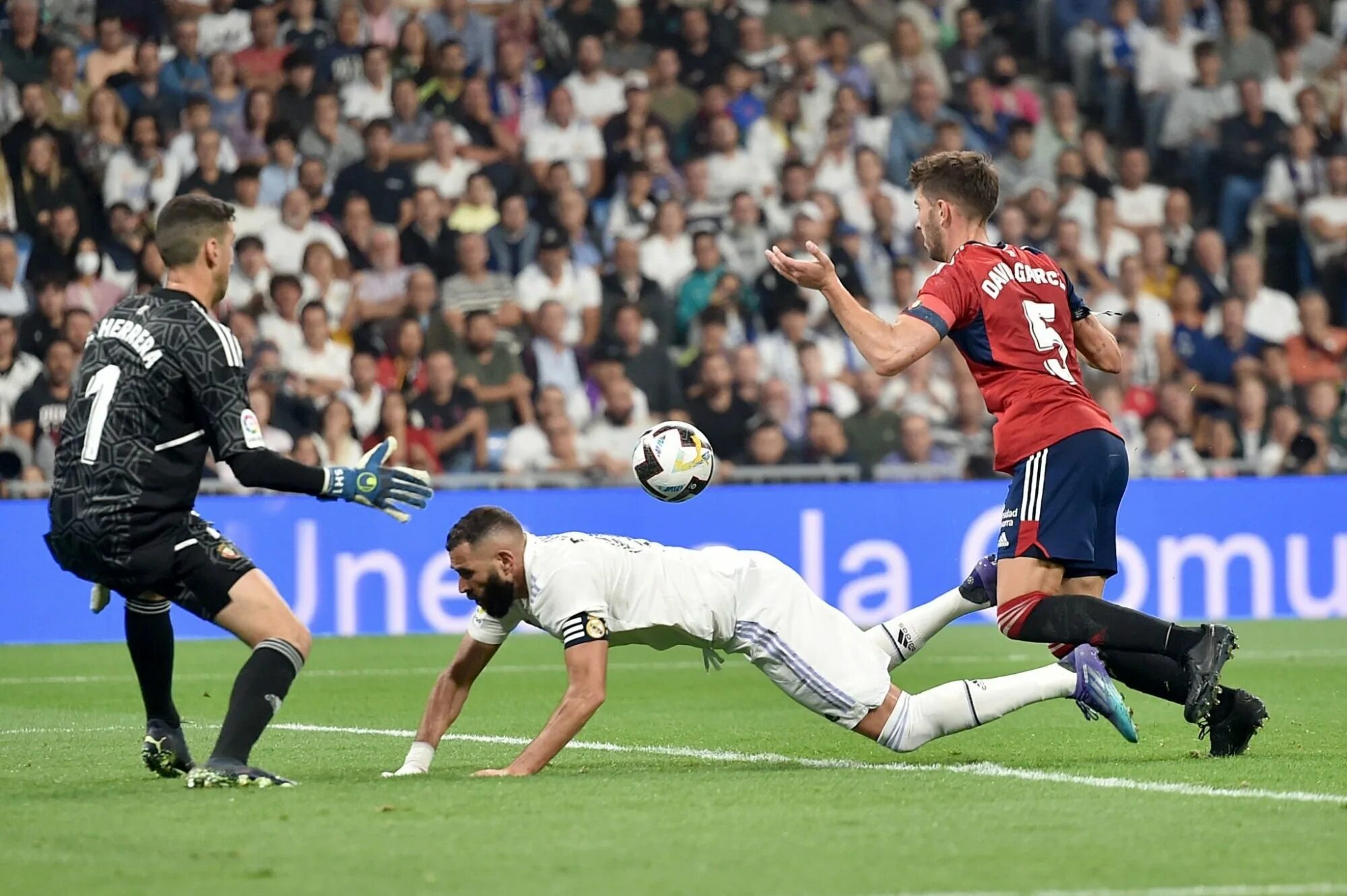 Осасуна реал мадрид обзор. Реал Мадрид 2 1 оссасуна. Реал Мадрид Осасуна. Осасуна vs real Madrid. Реал Осасуна 2 октября.