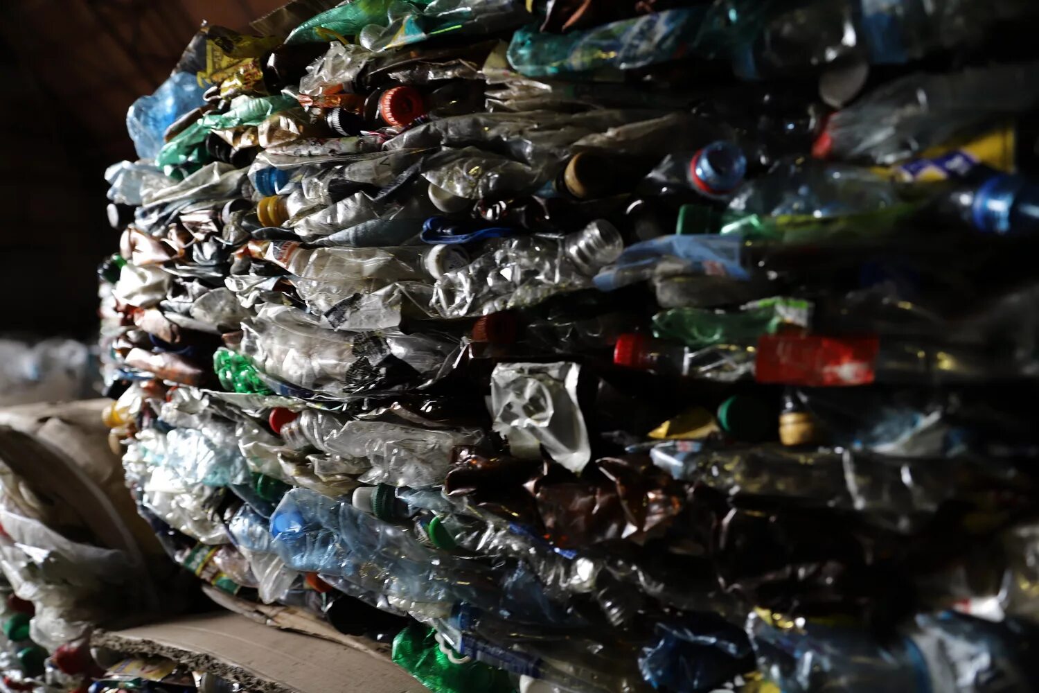 Пластиковых отходов. Отходы пластмасс. ПЭТ вторсырье. Переработанный пластик. Утилизация пластмассы.