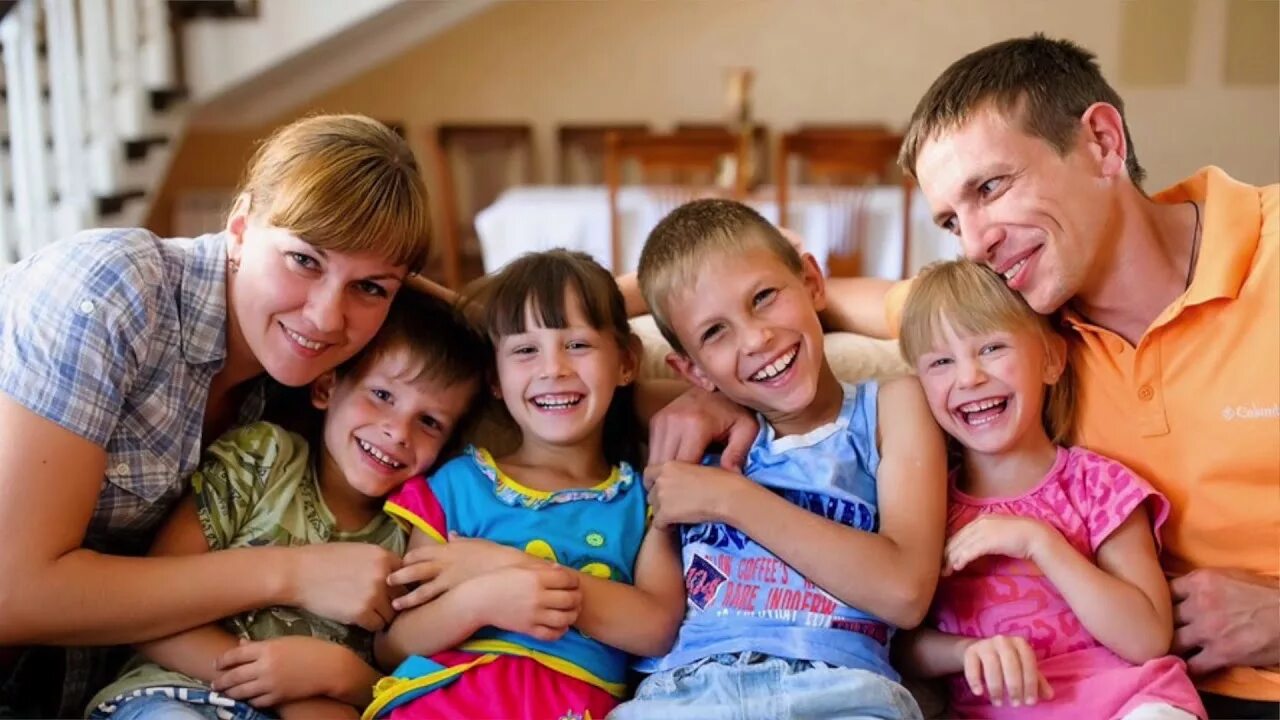 Служба семьи в рф. Многодетная семья. Современная Российская семья. Поддержка многодетных семей. Многодетная семья 5 детей.