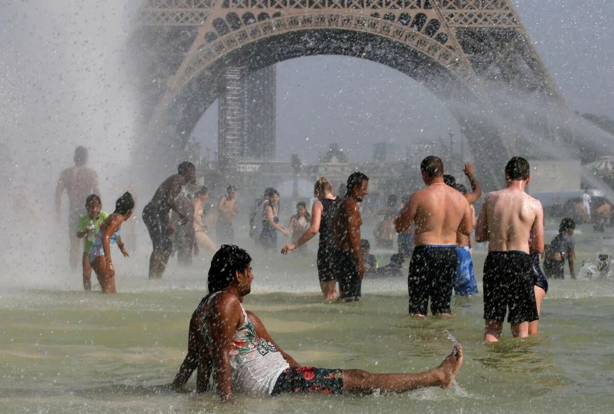Самая жаркая страна в этом году. 2003 Год жара во Франции. 2003 Год: аномальная жара в Европе. Жара во Франции 2019. Самое жаркое лето.