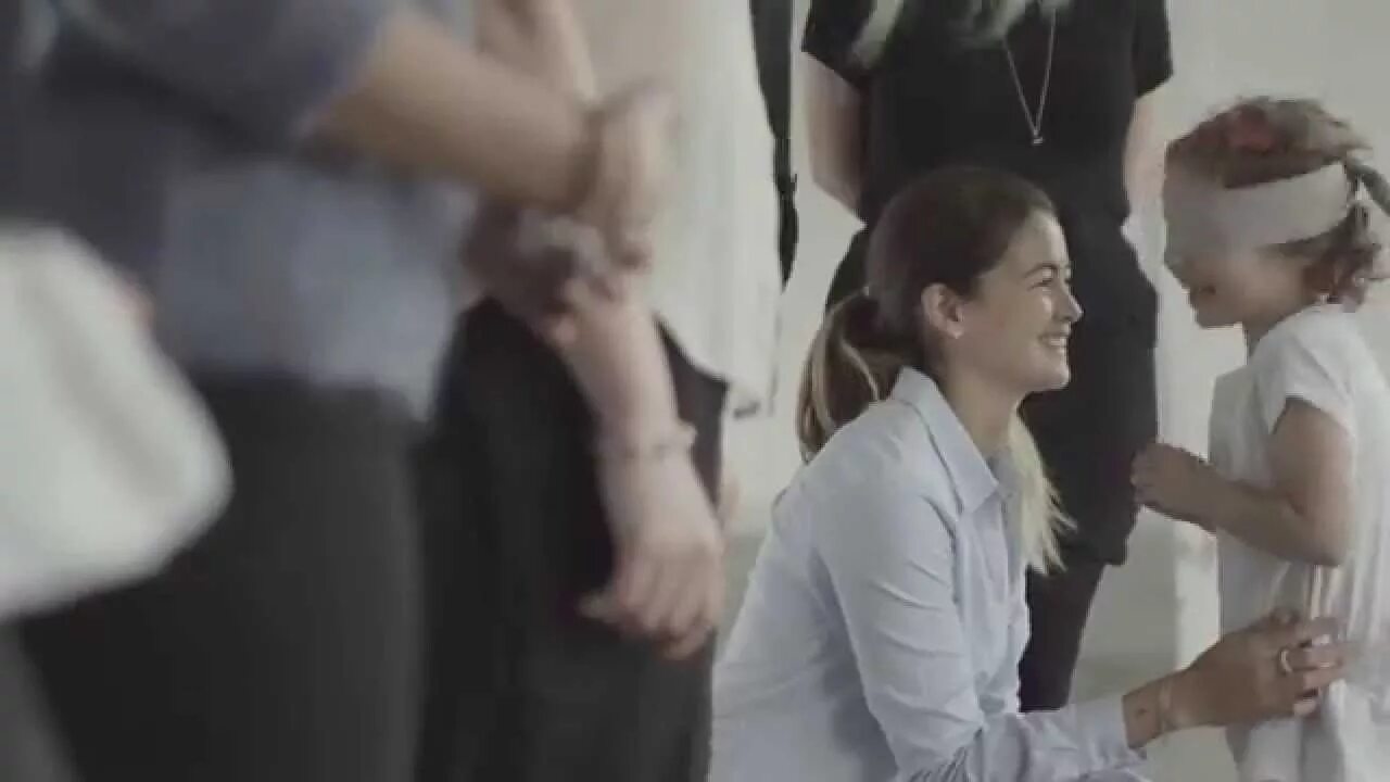 маме завязали глаза. ребенку завязали глаза. мужчина с повязкой на глазах. девушка с завязанными глазами. человек с повязкой на глазах.