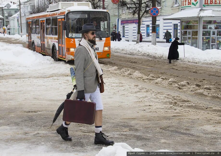 девушка бежит в магазин. смешные прохожие. приколы на людьми на улице. нью йорк повседневная жизнь. приколы на людьми на улице.