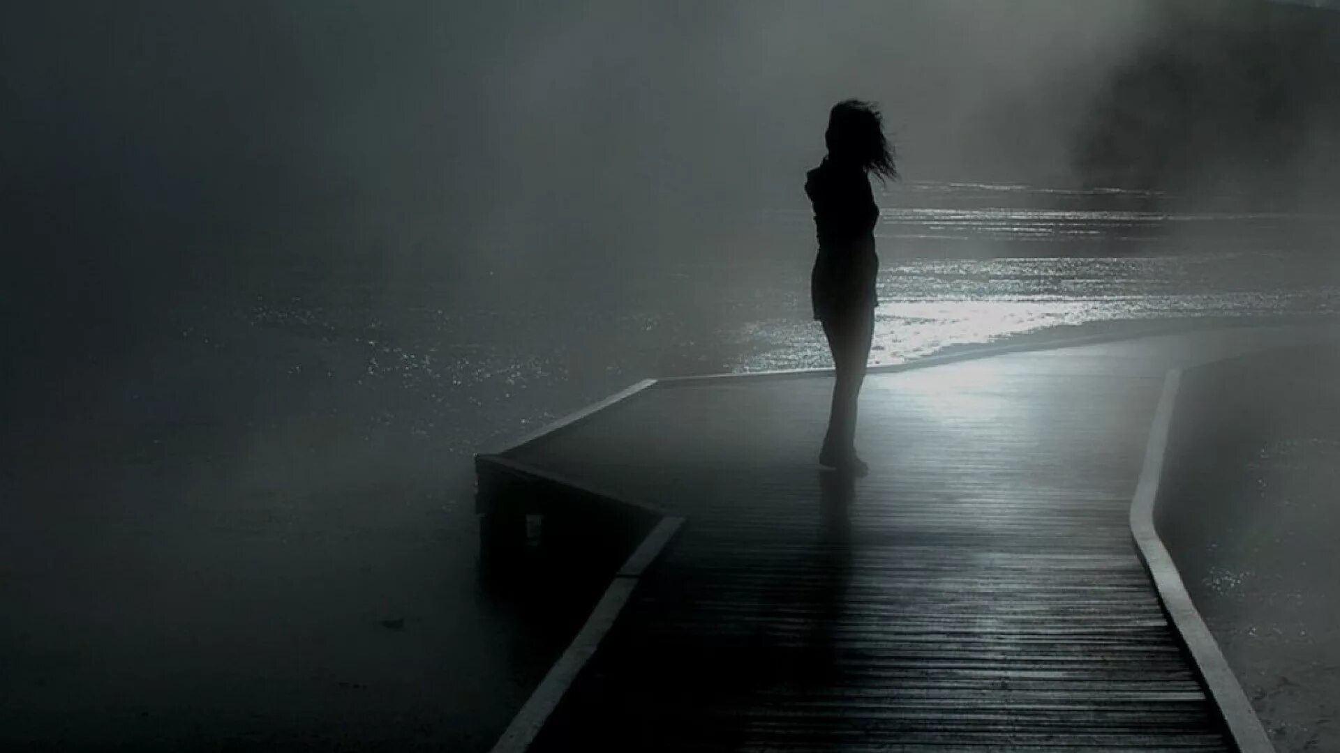 Эх темнота. Уходящая девушка. Это одиночество. Грустные картинки. Девушка в тумане.