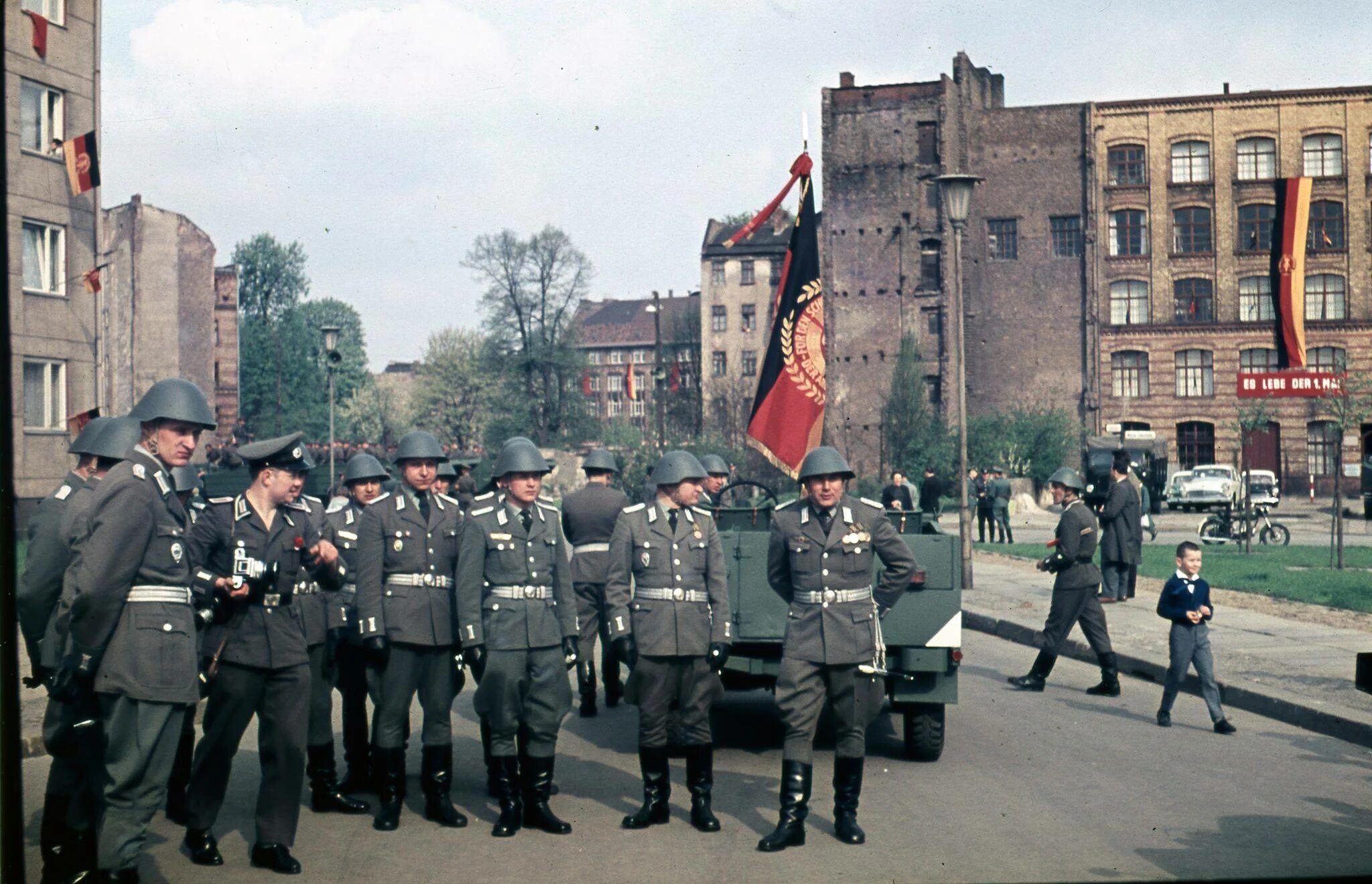 Гдр обсуждение. Солдаты нна гдр. национальная народная армия гдр. nva гдр. парад нна гдр.