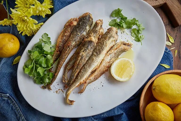 Как пожарить минтай вкусно и сочно. Рыба навага жареная. рыба минтай жареная. навага морская. навага северная.