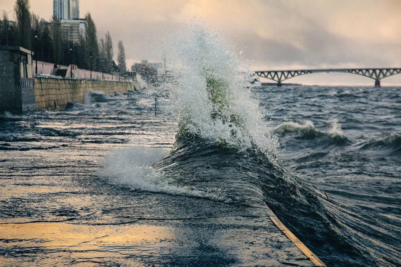 Речка с волнами. Море, волны. Поселок волна черное море. Волны дона. Шторм на реке волга.