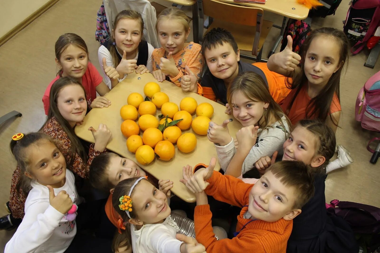 У ста учеников. Оранжевый день в школе. День апельсина в школе. Школьные мероприятия день апельсина. Школа Апельсинка.