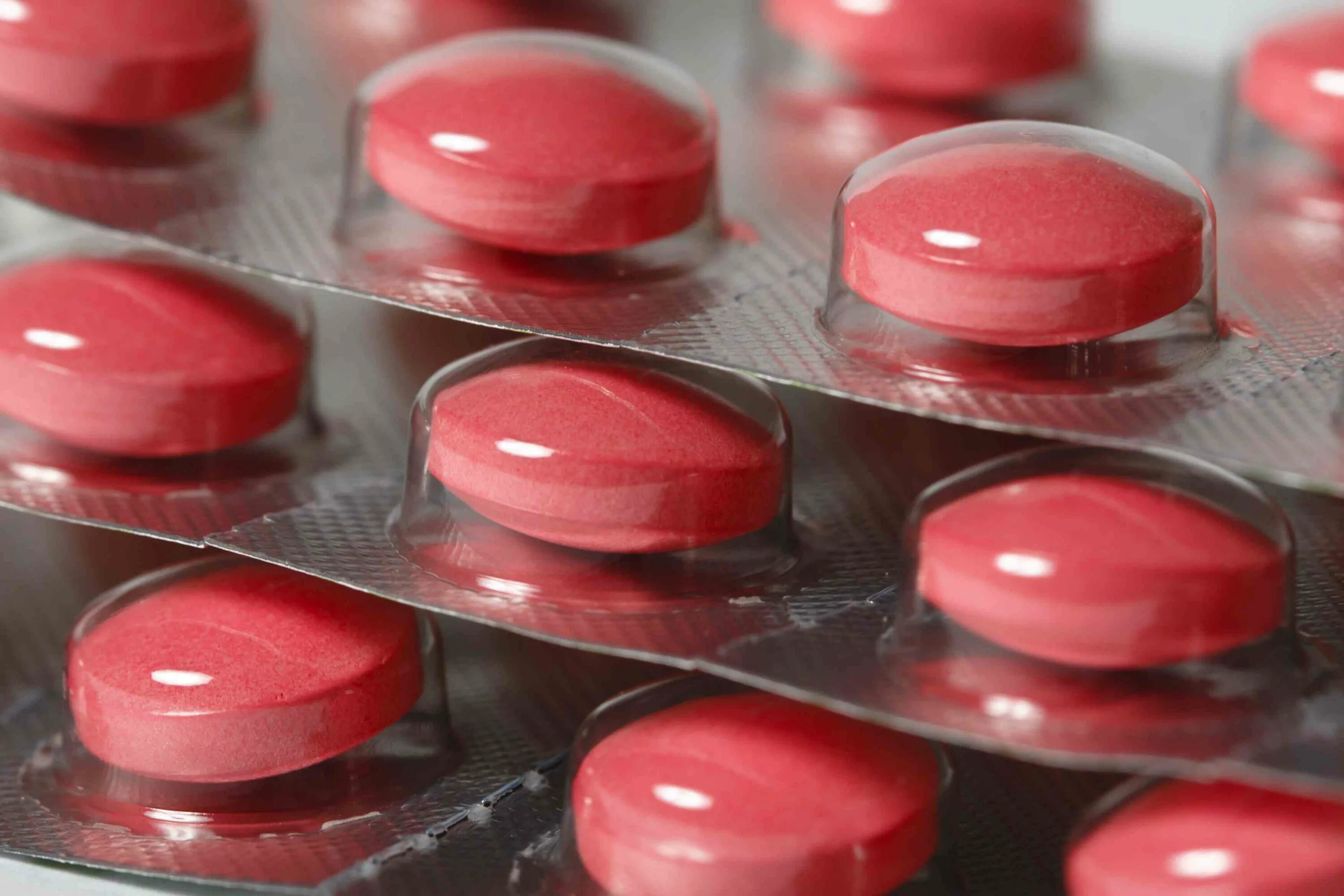 Красный точность. Красная таблетка. Таблетки красного цвета. Обезболивающие таблетки красные таблетки. Обезболивающие таблетки красного цвета.