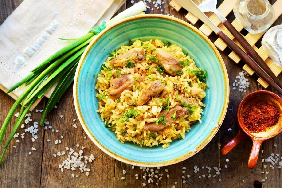 Быстрый плов с курицей. Плов вилкин. плов с курицей. плов куриный. плов с курицей на сковороде.