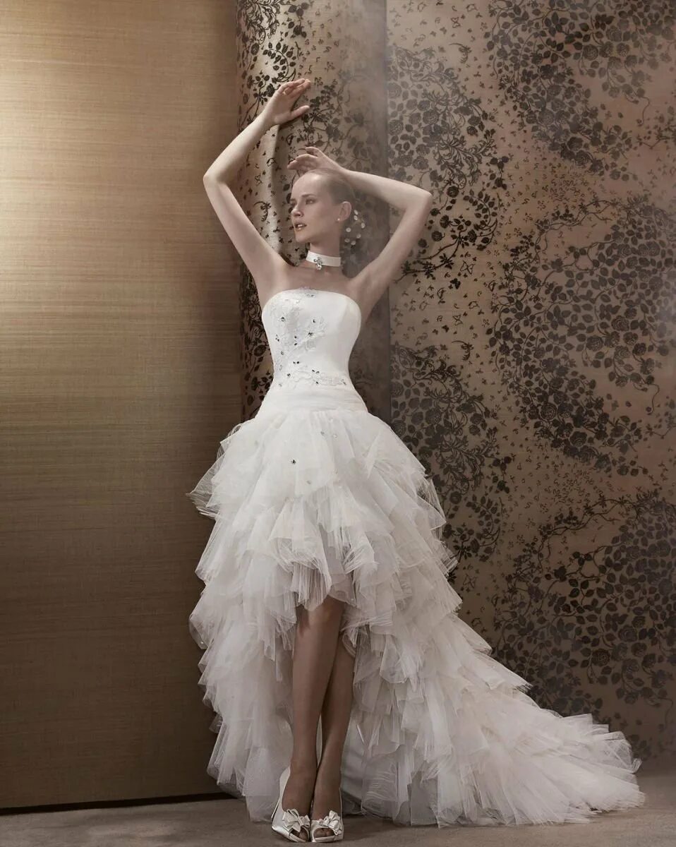 Короткое свадебное платье со шлейфом. Белое платье со шлейфом. Свадебное платье с отстегивающимся шлейфом. Свадебное платькороткое. Короткое платье со шлейфом.