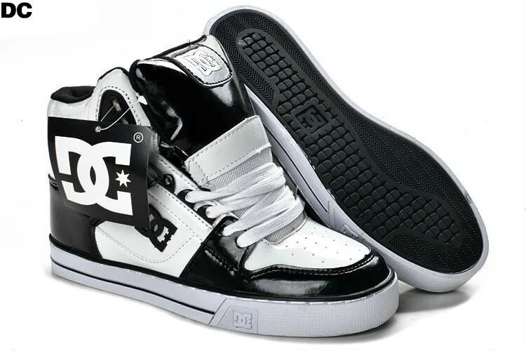 Dc white. DC Shoes USA кроссовки. DC Shoes кроссовки скейтерские женские. Скейтерские кеды DC 2007. Кеды для скейтбординга DC Shoes Universe.