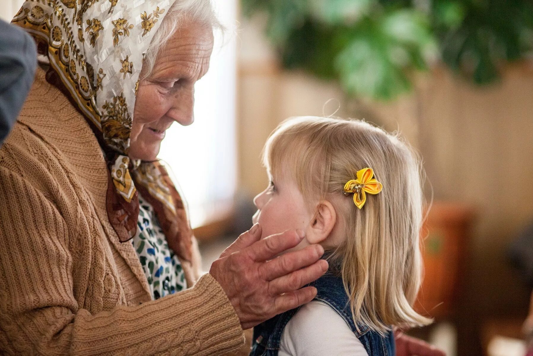 «Бабушка и внучка»; Абдулхак Абдуллаев. Бабушка и внучка. Бабушка внука. Пожилые люди и дети. Пожилая мама дает