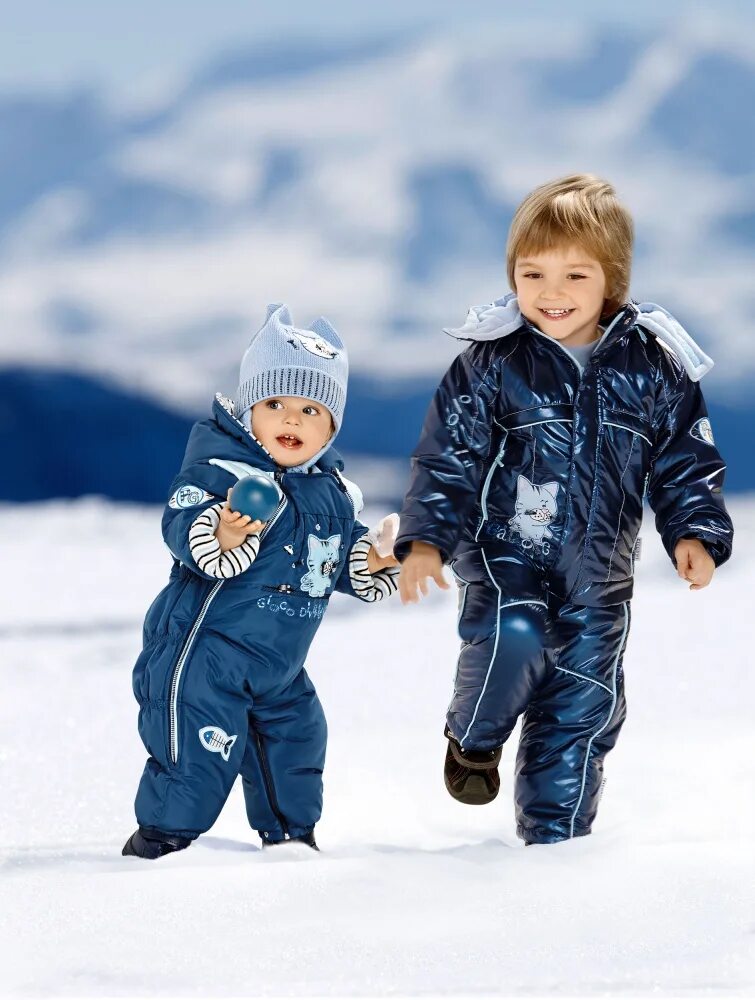 Зимний мальчик 3. Детская зимняя одежда. Зимний комбинезон для мальчика. Мальчик в зимней одежде. Детские комбинезоны зимние.