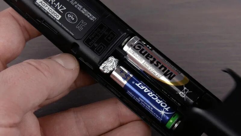 Как пользоваться battery. 4 Батарейки АА. Батарейки на пульт от телевизора. Аккумуляторы вместо батареек. Вместо АА батарейки.