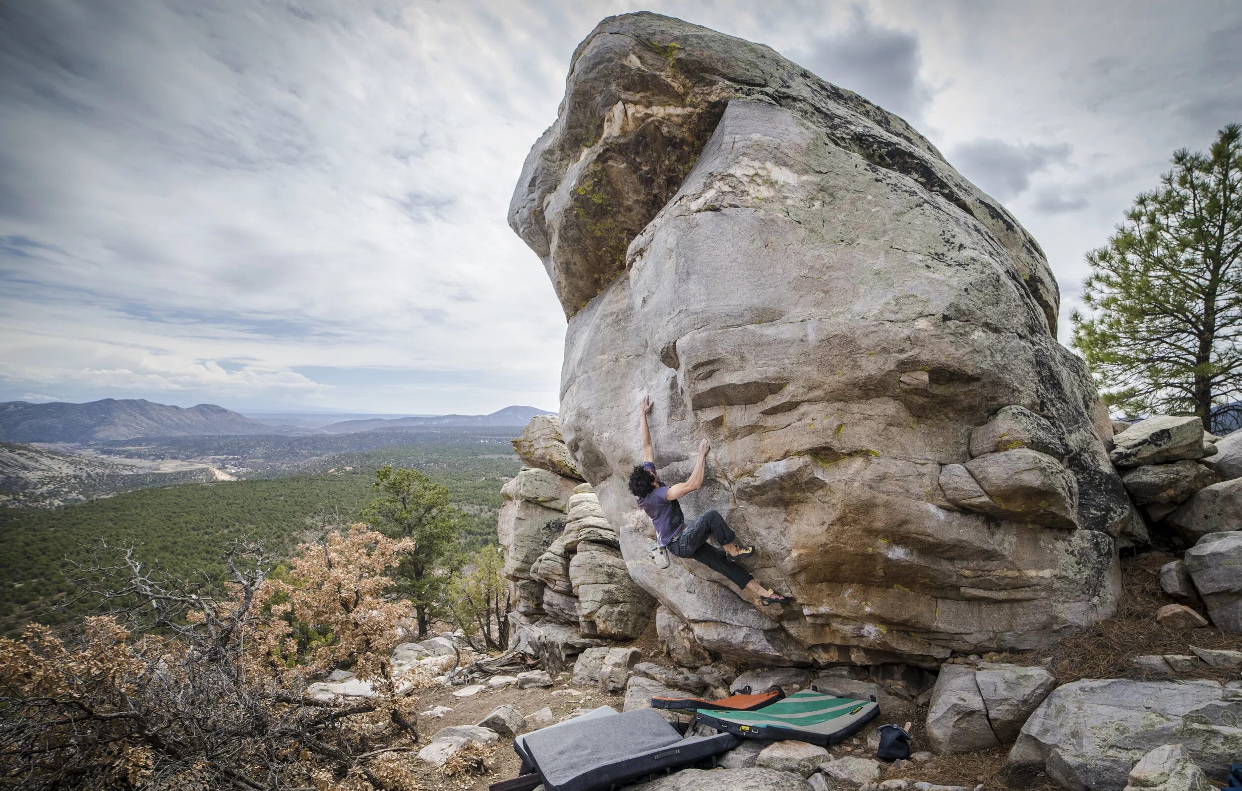 Скала kjerag норвегия. Парк цинги де бемараха. Гнейсы это скала. Стена в виде скалы. Плоская скала.