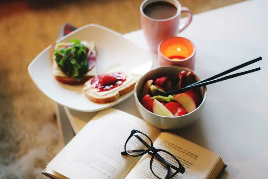 Возвращение в кафе читать. Книги о еде. Чтение и еда. Книга обед. Завтрак и чтение.