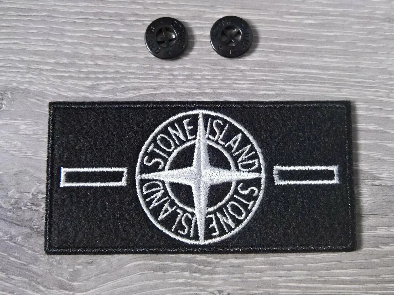 Патчи стоун айленд. Белый патч стон айдонд. нашивка stone island. белый патч стон айленд. белый патч stone island.