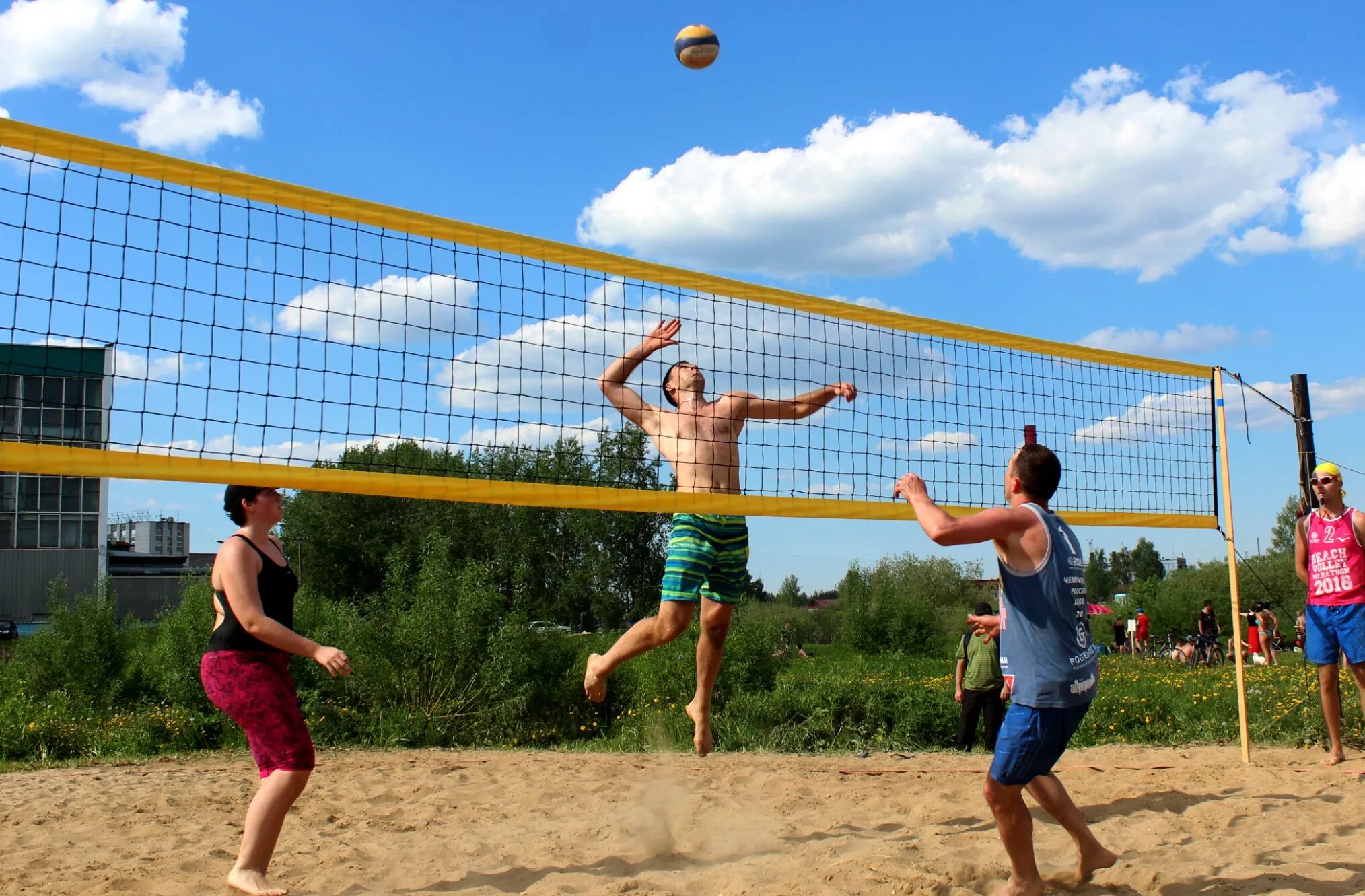 Волейбол на улице. Уличный волейбол. Волейбол на пляже. Пляжная волейбольная площадка.