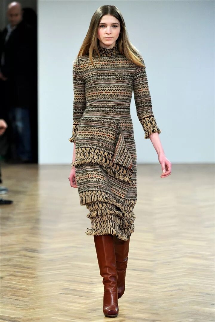 платье трикотажное. стильные теплые платья. вязаные платья мода 2023. модные вязаные платья. платье вязаный трикотаж.