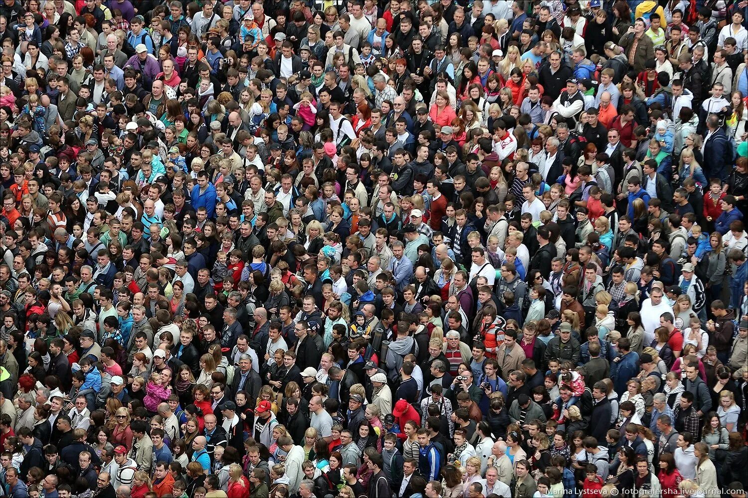 Много людей. Толпа миллион человек. Толпы позируют. Толпа народа. Много людей.