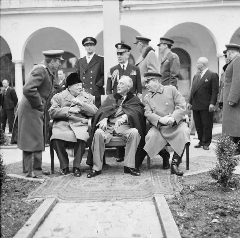 Сталин Черчилль и Рузвельт в Ялте. Ливадийский дворец конференция 1945. Ливадийский дворец Сталин Рузвельт Черчилль. Сталин Рузвельт и Черчилль на Ялтинской конференции. Ялтинская конференция это