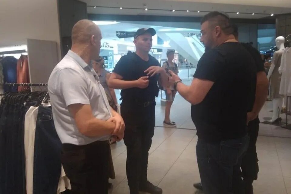 Сторож в краснодаре свежие. Охранник в тц. Сережа охранник. Сторож в краснодаре свежие. Мелкий охранник.