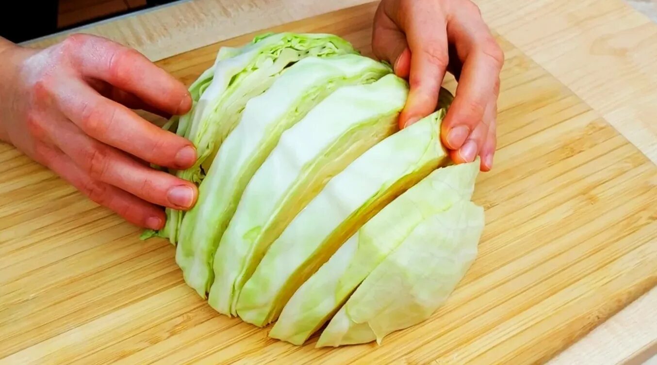 Кухня наизнанку капуста в духовке. Вкуснятина из капусты. капуста нарезанная сегментами. капуста порезанная кругами. капуста кусками на гарнир.