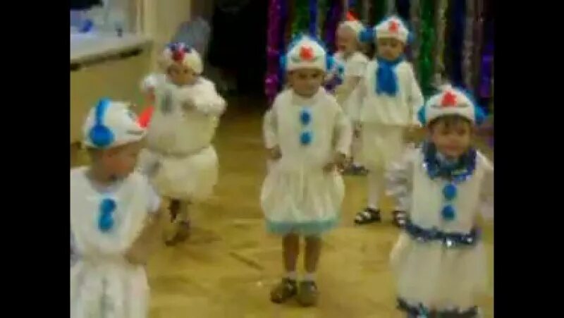 Танец снеговиков младшая группа. Танцы валерии вержаковой в детском саду. Танец снеговиков в детском саду музыка. Танец снеговиков в детском саду на новый год. Танец снеговиков в садике метелка.