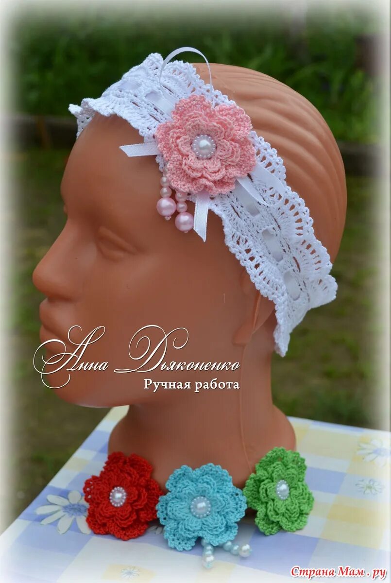 Девочка вязала ленточку. Девушка в красной ленте. Платье для девочек крючком на 1 -2 годика описание и схемы. Повязка на голову для девочки. Девочка вязала ленточку.