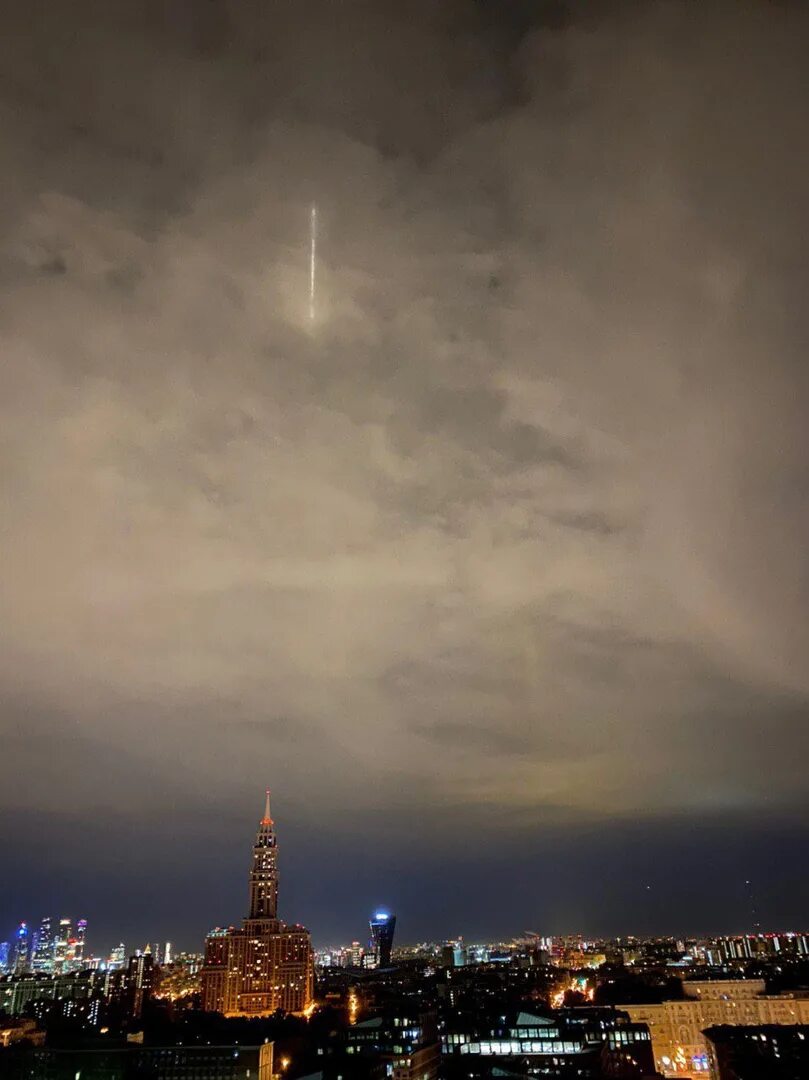 Нло над москвой. Луна над москвой сейчас. Дымовое кольцо в небе. Черные облака над москвой сегодня. Что в небе над москвой сейчас.
