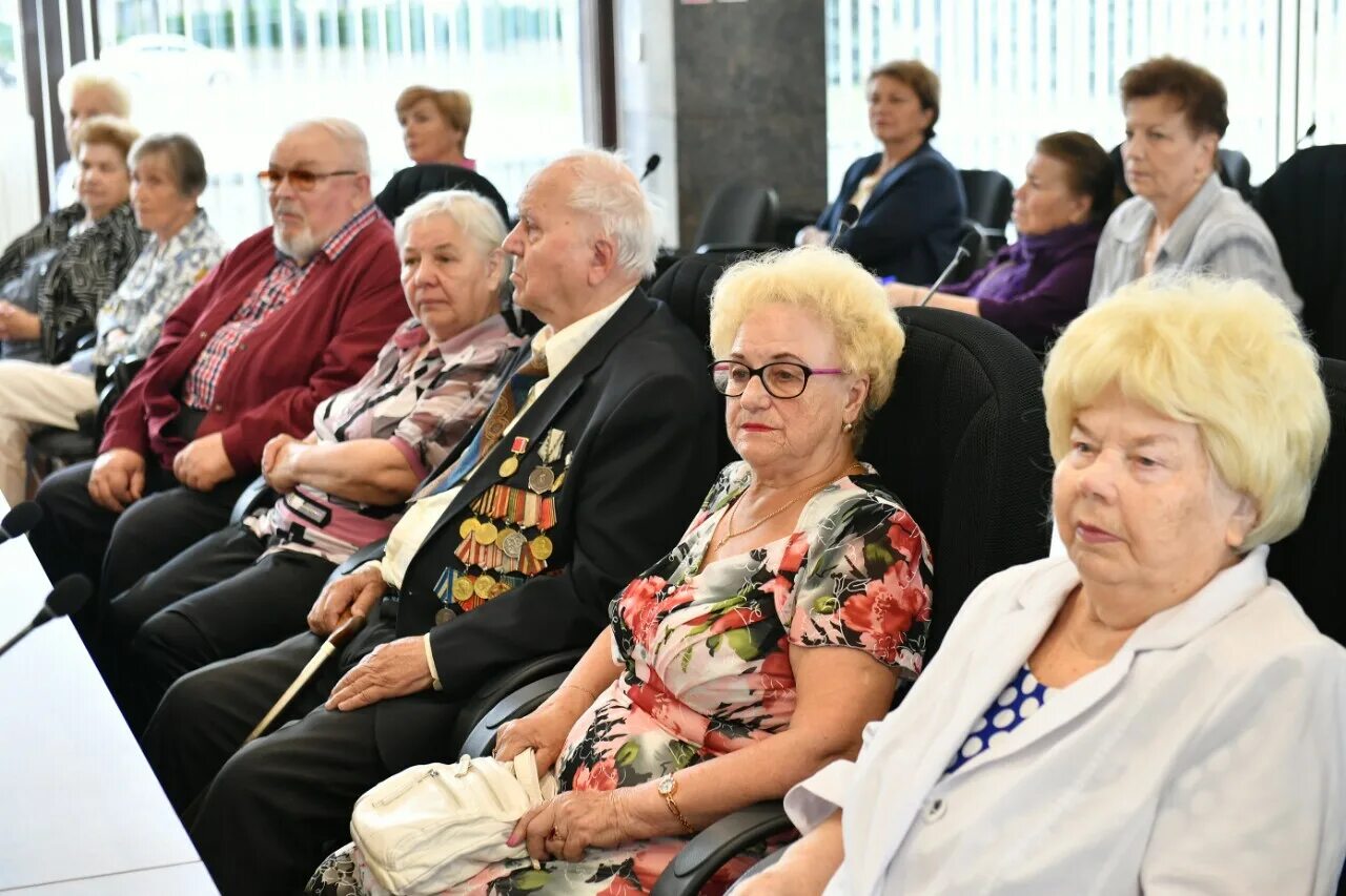 Почетные граждане петрозаводска. Почетный гражданин Петрозаводска. Портреты галереи почетных граждан Петрозаводска. Знак Почетный гражданин Петрозаводска. Поэт Почетный гражданин Петрозаводска и Республики.