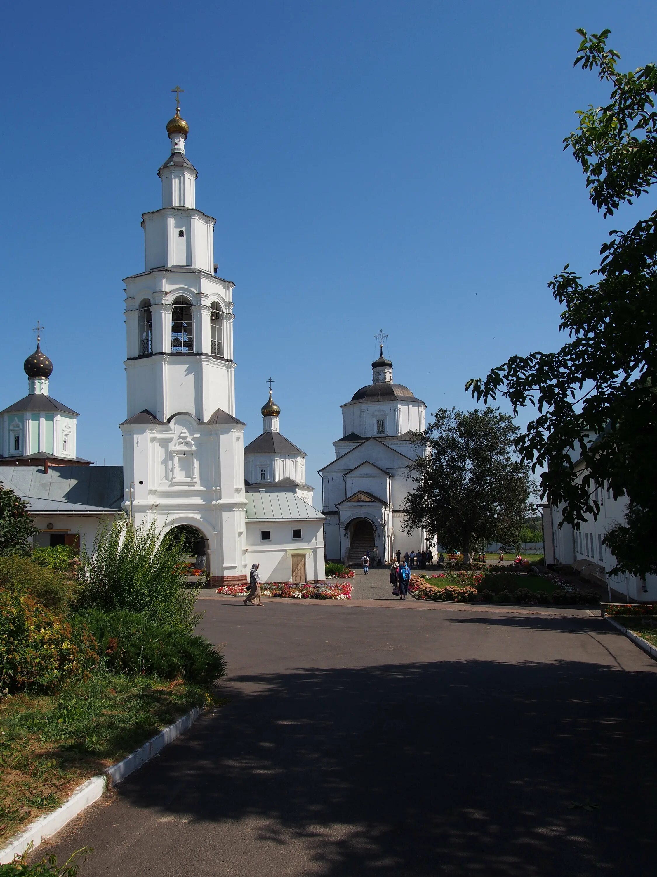 Прогноз в рыльске на 10. Рыльский Свято-Николаевский мужской монастырь. Рыльский Свято-Николаевский мужской монастырь Курская область. Свято Николаевский монастырь Рыльск. Свято-Никольский монастырь в Рыльске Курской области.