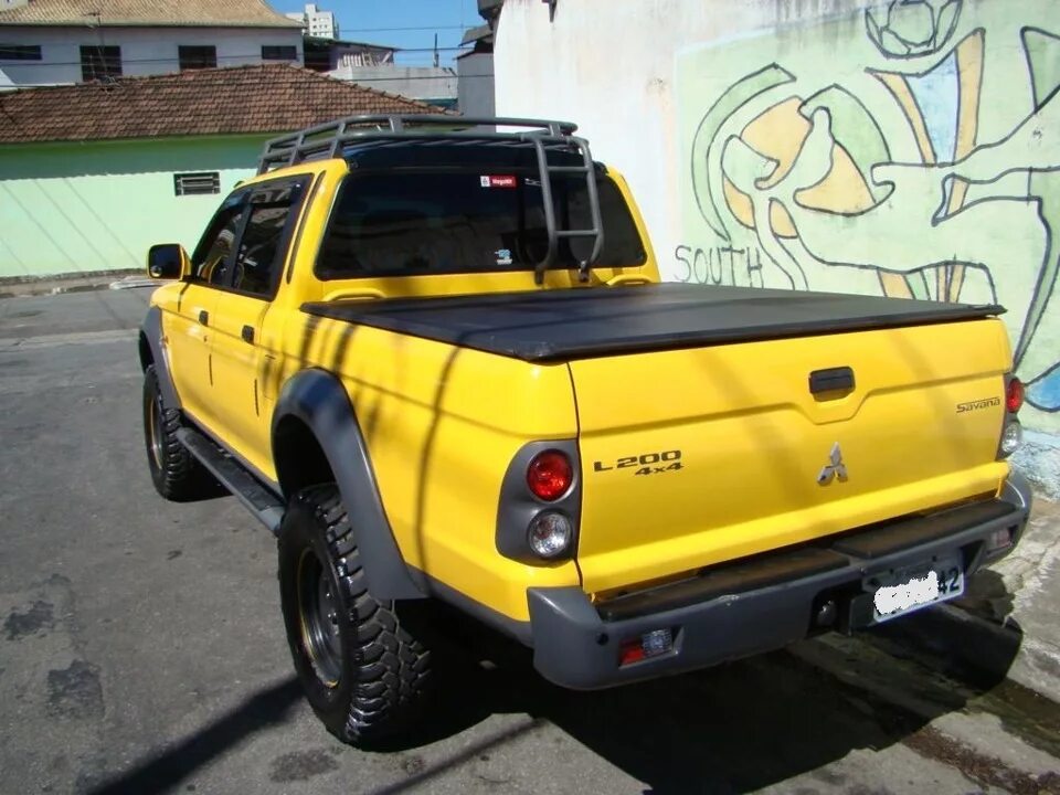 Mitsubishi l200 желтый. Mitsubishi l200 3 поколение. Мицубиси л200 1 поколения.