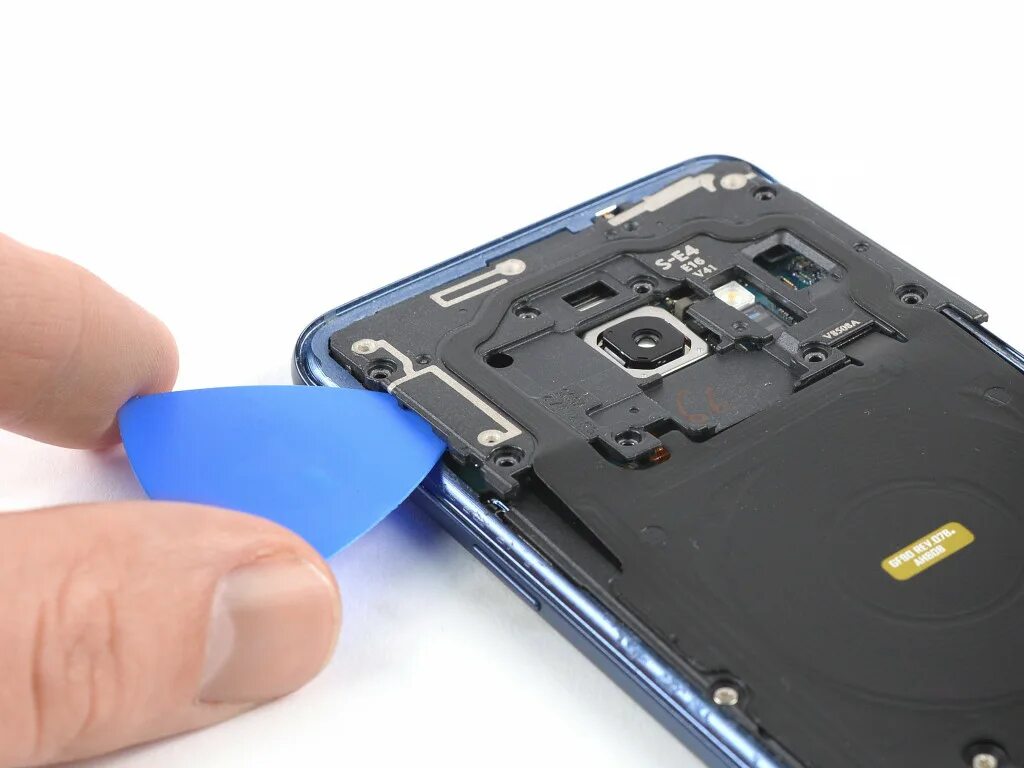 Потек аккумулятор айфон. Батарейка на айфон 4. Inspiron 3585 шлейф аккумулятора. Samsung a7 battery. Samsung s9 замена акб.