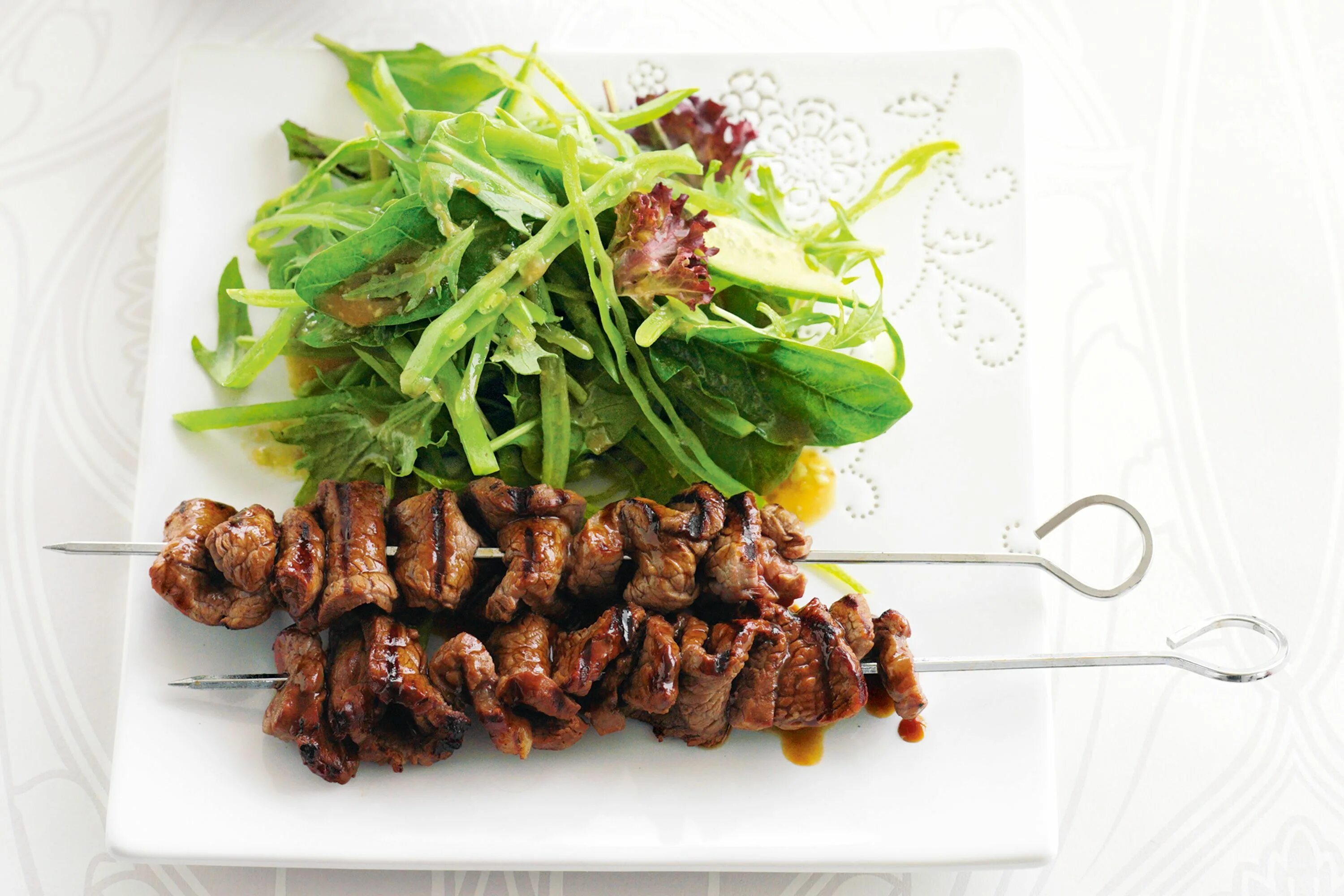 Как приготовить шашлык из говядины. Beef skewers. шашлык из говядины вид сверху. grilled beef skewers. beef teriyaki skewers grill.
