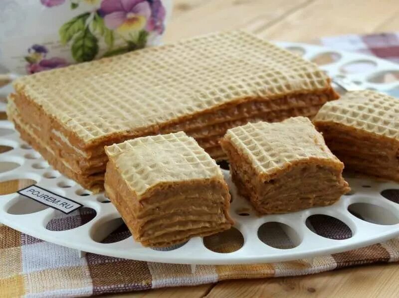 Вафельные коржи со сгущенкой. Вафельный торт. вафли со сгущенкой. вафельный тортик со сгущенкой.