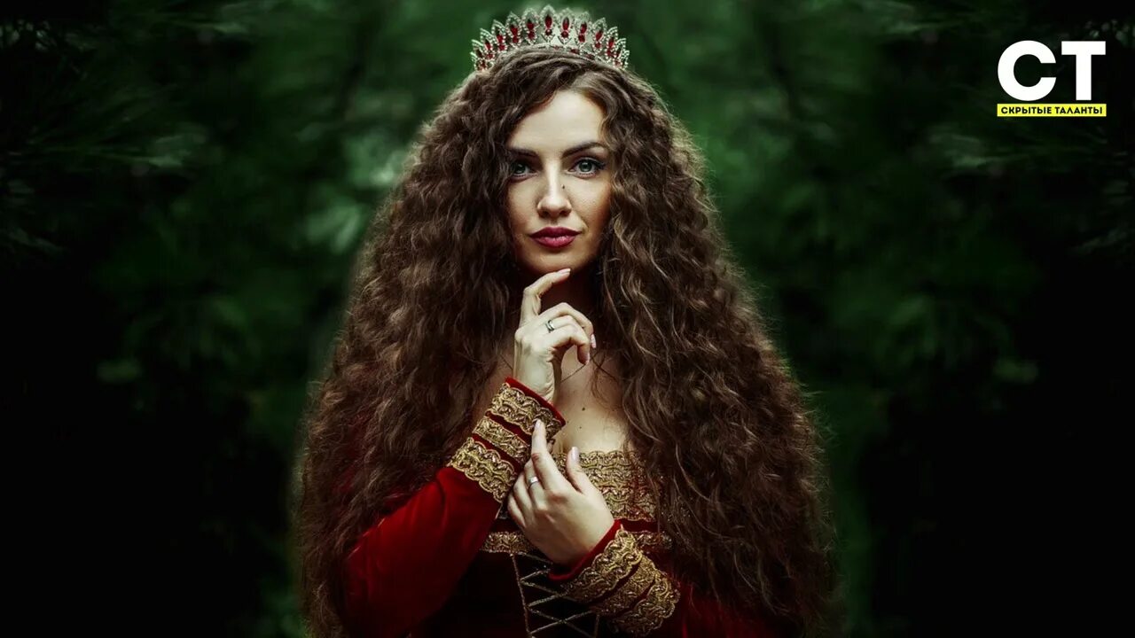 Королева женщина кто она. Девушка королева. Женщина королева умное. Девушка в короне. Корона принцессы на голове.
