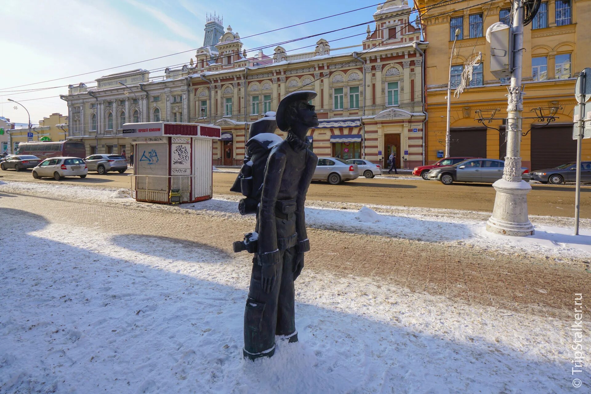 130 квартал иркутск бабр. Квартал иркутск туристы. Памятник путешественнику. Достопримечательности иркутска 130 квартал. Памятник туристу в иркутске.