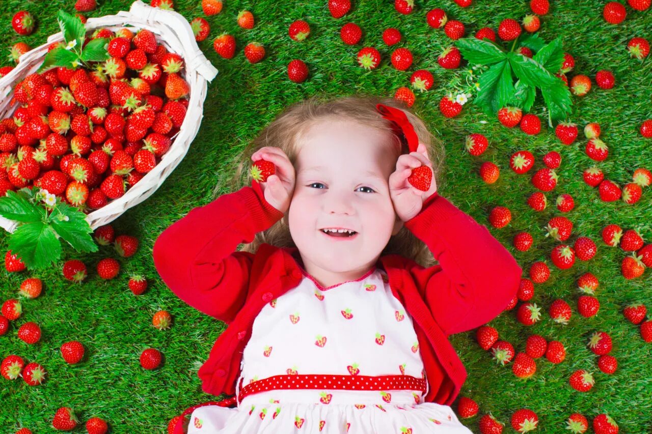 Ягодка ест ягодку. Девочка с клубникой. Фотосессия детей с клубникой. Дети кушают ягоды. Клубника для детей.