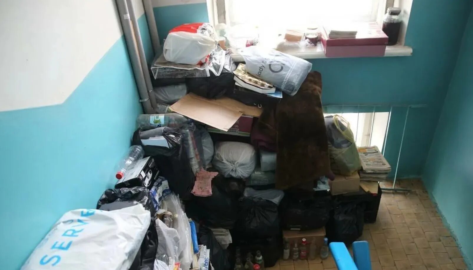 Вещи в общем коридоре. Захламление подъезда. захламление в подъездном коридоре. захламленный подъезд. вещи в подъезде.