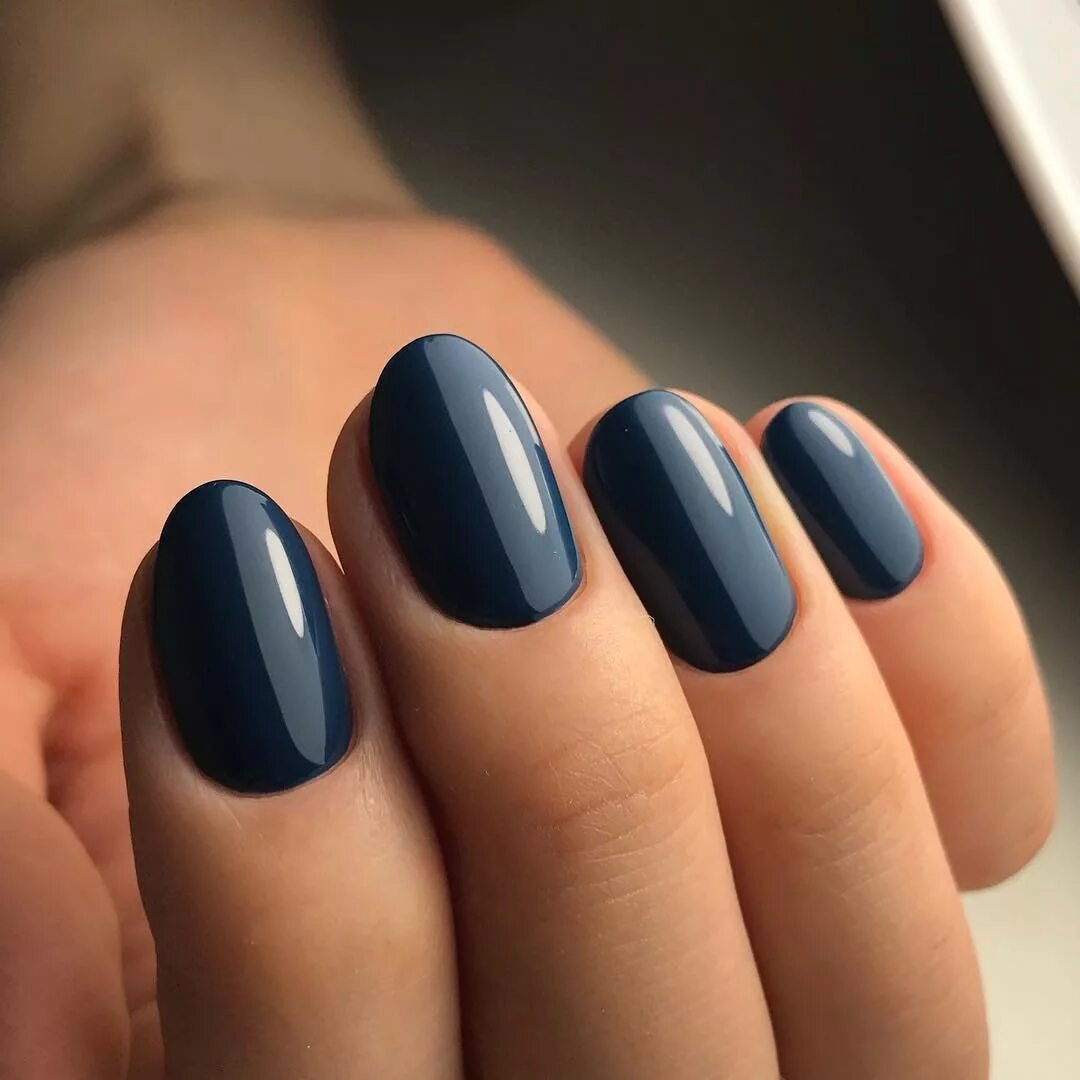 маникюр на короткие ногти однотонный. маникюр на короткие. однотонный маникюр на короткие ногти 2024 год. ногти короткие однатон. сливовый маникюр.