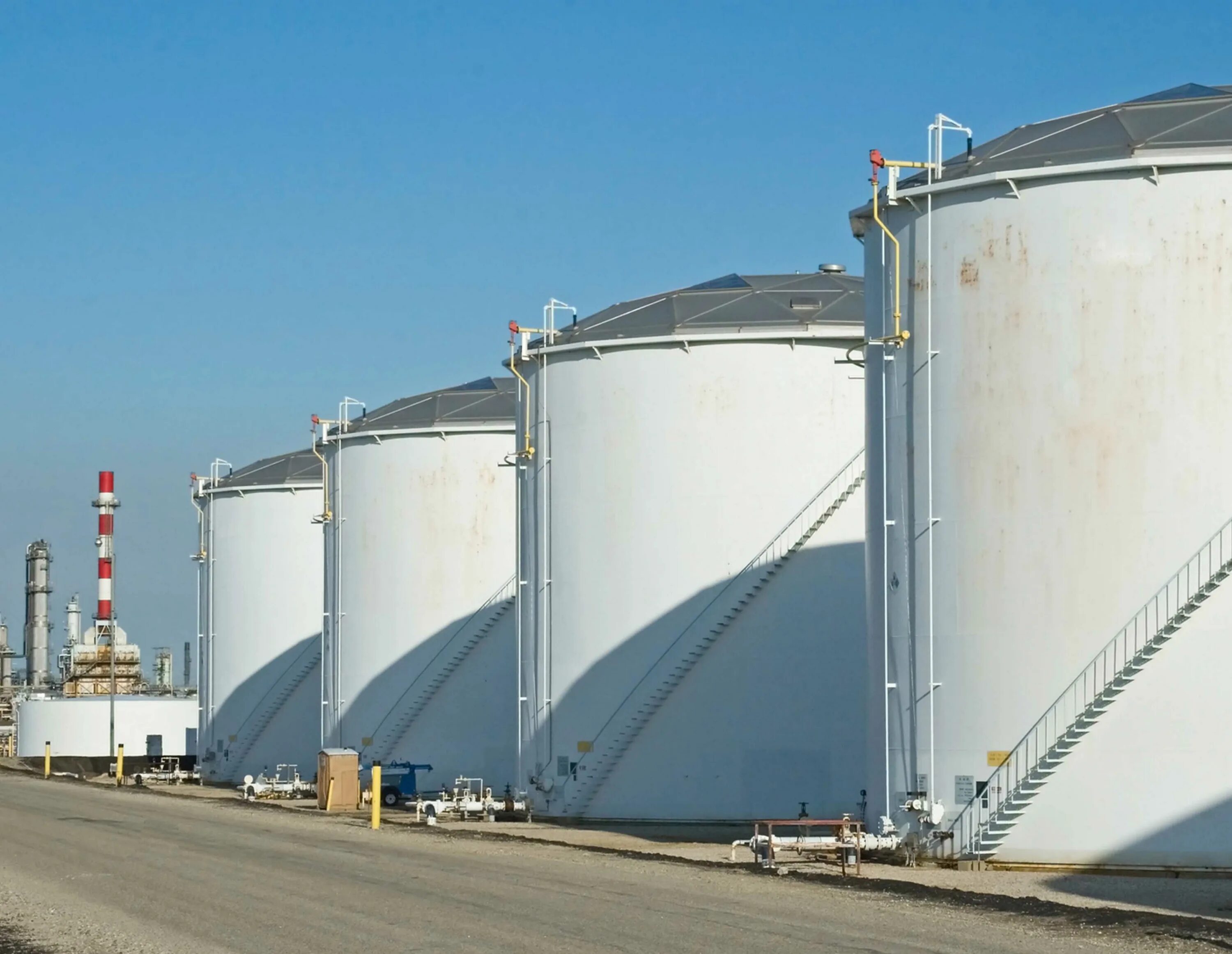 Хранение нефти газа нефтепродуктов. Резервуары для нефтепродуктов. нефтеналивные емкости. резервуарные парки. вертикальный резервуар.