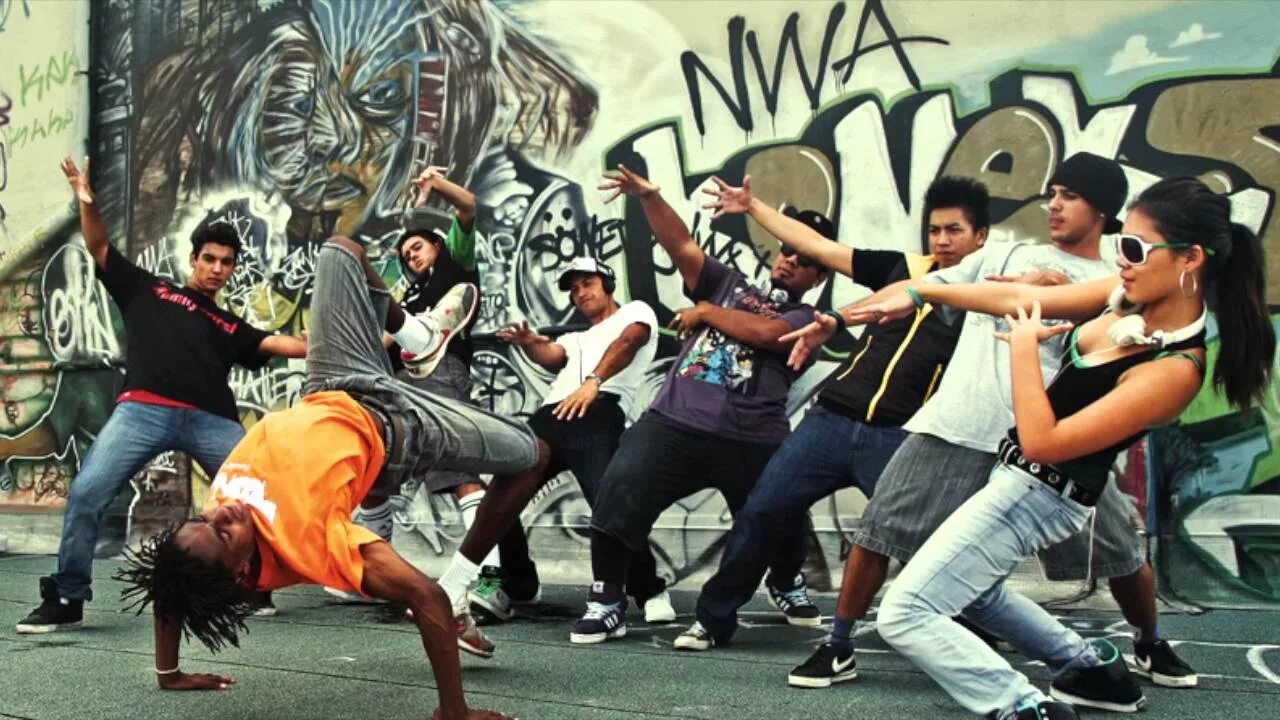 Брейк дансеры субкультура. Парень поет на улице. Street hip hop. Street hip hop. Рэп движения.