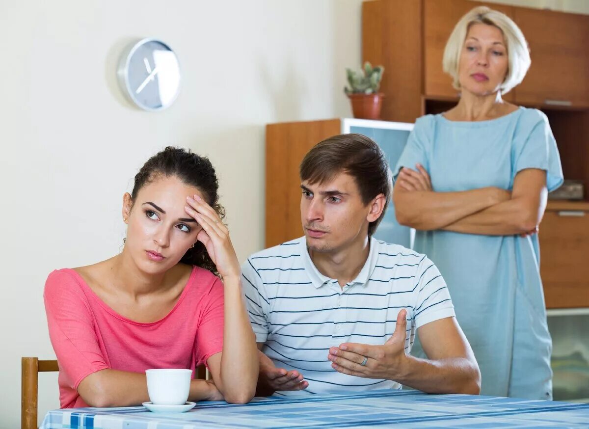 Жить совместно с родителями