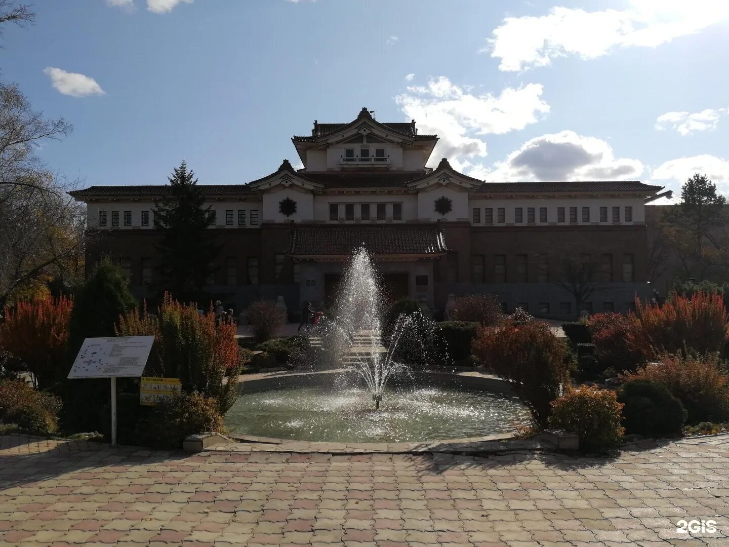 Краевед музей южно сахалинск. Краеведческий музей южно-сахалинск зимой. Сахалинск областной краеведческий. Областной краеведческий музей южно-сахалинск. Сахалинск областной краеведческий.