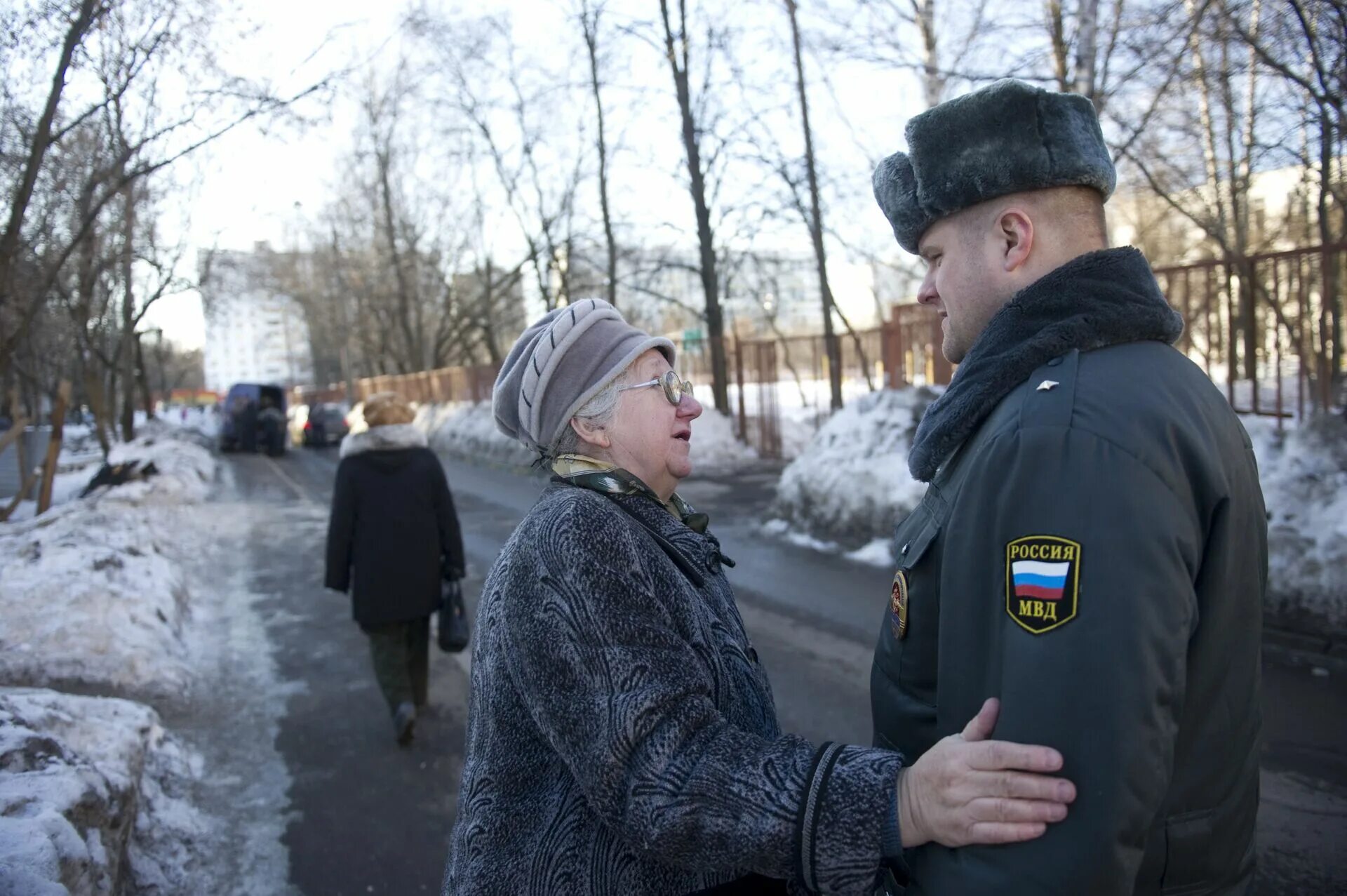 Участковый мирное. Бабушка в полиции. Полиция и граждане. Милиция в деревне. Сотрудник полиции с гражданами.