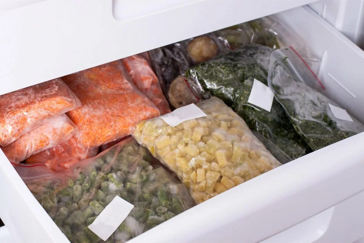 Замораживают ли суп в морозилке. Овощи в морозилке. Продукты в морозилке. Заморозка овощей в морозильной камере. Хранение замороженных продуктов в морозилке.